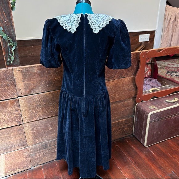 Vintage Wednesday Adams Goth Velvet Dress w Victorian Lace Collar & Puff Sleeves - Picture 8 of 14